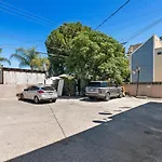 4 Bedrooms And 2 Bathrooms To Share With Queen Bed