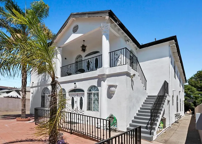 4 Bedrooms And 2 Bathrooms To Share With Queen Bed